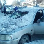 В Прокопьевске на припаркованный у магазина автомобиль упал снег