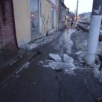 В Кузбассе два человека травмированы глыбами льда