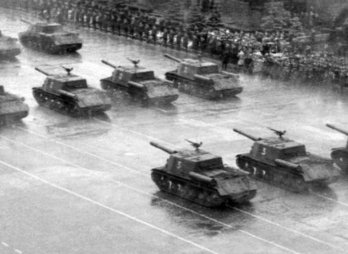 Парад 24 июня 1945 г, шел сильный дождь весь день